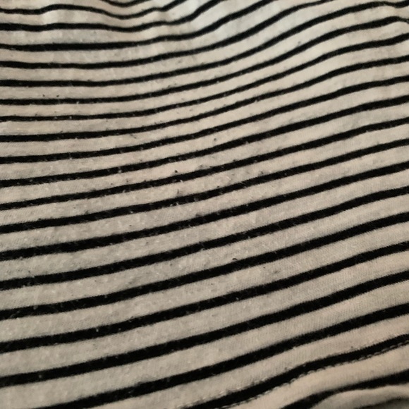 2 flowy tanks with crochet details - Picture 11 of 12